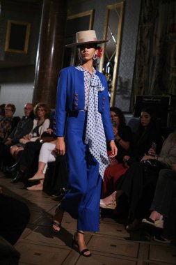 27 Eylül 2024 tarihinde Madrid, İspanya 'da bulunan Wellington Hotel' de düzenlenen Uluslararası Flamenko Moda Haftası Madrid 'de (SIMOF) Moda Flamenka tasarımı içinde yürüyen bir model görülüyor.