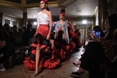 27 Eylül 2024 tarihinde Madrid, İspanya 'da bulunan Wellington Hotel' de düzenlenen Uluslararası Flamenko Moda Haftası Madrid 'de (SIMOF) Moda Flamenka tasarımı içinde yürüyen bir model görülüyor.