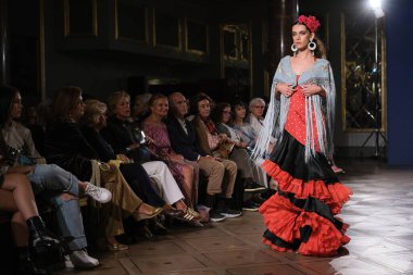 27 Eylül 2024 tarihinde Madrid, İspanya 'da bulunan Wellington Hotel' de düzenlenen Uluslararası Flamenko Moda Haftası Madrid 'de (SIMOF) Moda Flamenka tasarımı içinde yürüyen bir model görülüyor.