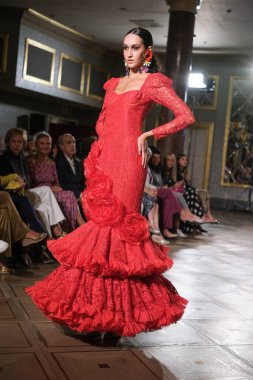 27 Eylül 2024 tarihinde Madrid, İspanya 'da bulunan Wellington Hotel' de düzenlenen Uluslararası Flamenko Moda Haftası Madrid 'de (SIMOF) Moda Flamenka tasarımı içinde yürüyen bir model görülüyor.