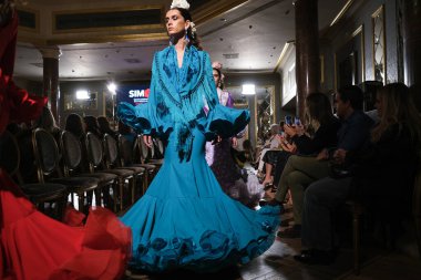 27 Eylül 2024 tarihinde Madrid, İspanya 'da bulunan Wellington Hotel' de düzenlenen Uluslararası Flamenko Moda Haftası Madrid 'de (SIMOF) Moda Flamenka tasarımı içinde yürüyen bir model görülüyor.