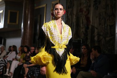 27 Eylül 2024 tarihinde Madrid, İspanya 'da bulunan Wellington Hotel' de düzenlenen Uluslararası Flamenko Moda Haftası Madrid 'de (SIMOF) Moda Flamenka tasarımı içinde yürüyen bir model görülüyor.