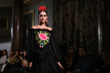 27 Eylül 2024 tarihinde Madrid, İspanya 'da bulunan Wellington Hotel' de düzenlenen Uluslararası Flamenko Moda Haftası Madrid 'de (SIMOF) Moda Flamenka tasarımı içinde yürüyen bir model görülüyor.