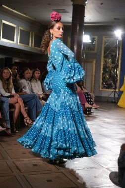 27 Eylül 2024 tarihinde Madrid, İspanya 'da bulunan Wellington Hotel' de düzenlenen Uluslararası Flamenko Moda Haftası Madrid 'de (SIMOF) Moda Flamenka tasarımı içinde yürüyen bir model görülüyor.