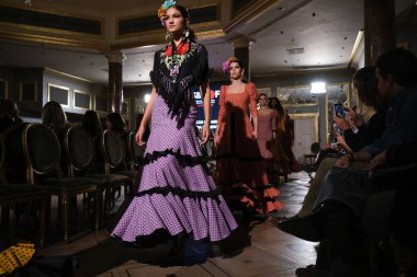 27 Eylül 2024 tarihinde Madrid, İspanya 'da bulunan Wellington Hotel' de düzenlenen Uluslararası Flamenko Moda Haftası Madrid 'de (SIMOF) Moda Flamenka tasarımı içinde yürüyen bir model görülüyor.