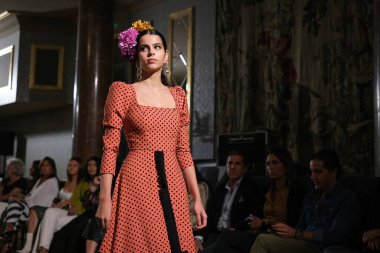 27 Eylül 2024 tarihinde Madrid, İspanya 'da bulunan Wellington Hotel' de düzenlenen Uluslararası Flamenko Moda Haftası Madrid 'de (SIMOF) Moda Flamenka tasarımı içinde yürüyen bir model görülüyor.