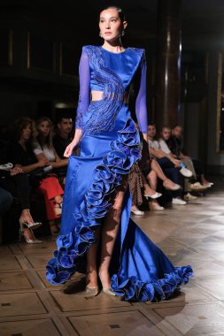 Uluslararası Flamenko Moda Haftası Madrid 'de (SIMOF) 29 Eylül 2024 tarihinde Madrid, İspanya' da Wellington Hotel 'de bir model iFlamenca tasarımı yürütür.