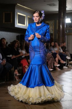 Uluslararası Flamenko Moda Haftası Madrid 'de (SIMOF) 29 Eylül 2024 tarihinde Madrid, İspanya' da Wellington Hotel 'de bir model iFlamenca tasarımı yürütür.