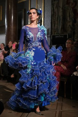 Uluslararası Flamenko Moda Haftası Madrid 'de (SIMOF) 29 Eylül 2024 tarihinde Madrid, İspanya' da Wellington Hotel 'de bir model iFlamenca tasarımı yürütür.