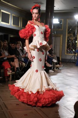 Uluslararası Flamenko Moda Haftası Madrid 'de (SIMOF) 29 Eylül 2024 tarihinde Madrid, İspanya' da Wellington Hotel 'de bir model iFlamenca tasarımı yürütür.