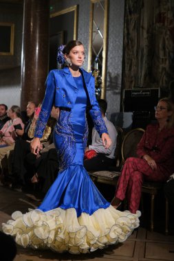 Uluslararası Flamenko Moda Haftası Madrid 'de (SIMOF) 29 Eylül 2024 tarihinde Madrid, İspanya' da Wellington Hotel 'de bir model iFlamenca tasarımı yürütür.