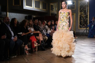 Uluslararası Flamenko Moda Haftası Madrid 'de (SIMOF) 29 Eylül 2024 tarihinde Madrid, İspanya' da Wellington Hotel 'de bir model iFlamenca tasarımı yürütür.