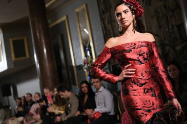 Uluslararası Flamenko Moda Haftası Madrid 'de (SIMOF) 29 Eylül 2024 tarihinde Madrid, İspanya' da Wellington Hotel 'de bir model iFlamenca tasarımı yürütür.