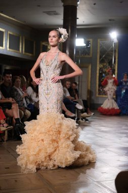 Uluslararası Flamenko Moda Haftası Madrid 'de (SIMOF) 29 Eylül 2024 tarihinde Madrid, İspanya' da Wellington Hotel 'de bir model iFlamenca tasarımı yürütür.