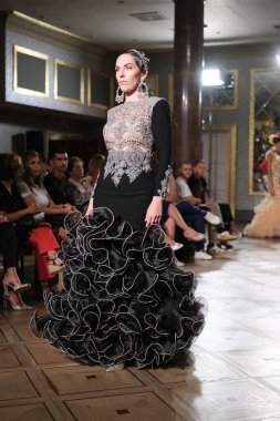Uluslararası Flamenko Moda Haftası Madrid 'de (SIMOF) 29 Eylül 2024 tarihinde Madrid, İspanya' da Wellington Hotel 'de bir model iFlamenca tasarımı yürütür.