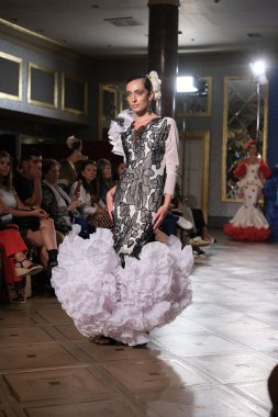 Uluslararası Flamenko Moda Haftası Madrid 'de (SIMOF) 29 Eylül 2024 tarihinde Madrid, İspanya' da Wellington Hotel 'de bir model iFlamenca tasarımı yürütür.