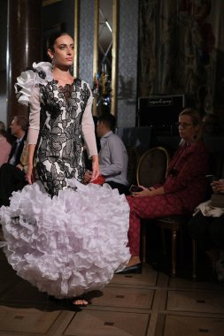 Uluslararası Flamenko Moda Haftası Madrid 'de (SIMOF) 29 Eylül 2024 tarihinde Madrid, İspanya' da Wellington Hotel 'de bir model iFlamenca tasarımı yürütür.