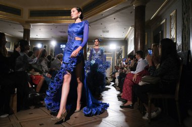 Uluslararası Flamenko Moda Haftası Madrid 'de (SIMOF) 29 Eylül 2024 tarihinde Madrid, İspanya' da Wellington Hotel 'de bir model iFlamenca tasarımı yürütür.