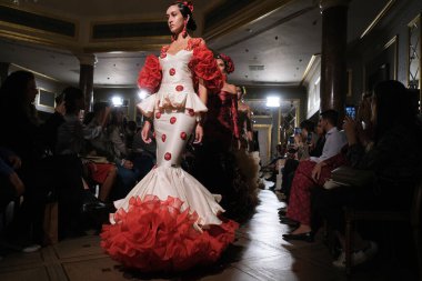 Uluslararası Flamenko Moda Haftası Madrid 'de (SIMOF) 29 Eylül 2024 tarihinde Madrid, İspanya' da Wellington Hotel 'de bir model iFlamenca tasarımı yürütür.