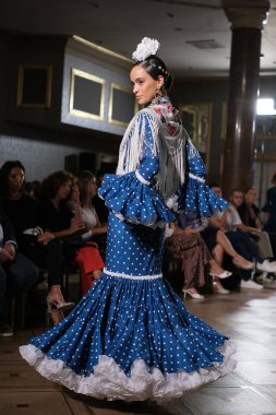 Uluslararası Flamenko Moda Haftası Madrid 'de (SIMOF) 29 Eylül 2024 tarihinde Madrid, İspanya' da Wellington Hotel 'de bir model iFlamenca tasarımı yürütür.