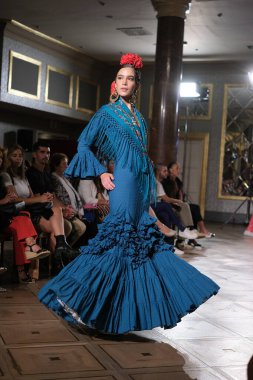 Uluslararası Flamenko Moda Haftası Madrid 'de (SIMOF) 29 Eylül 2024 tarihinde Madrid, İspanya' da Wellington Hotel 'de bir model iFlamenca tasarımı yürütür.