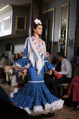 Uluslararası Flamenko Moda Haftası Madrid 'de (SIMOF) 29 Eylül 2024 tarihinde Madrid, İspanya' da Wellington Hotel 'de bir model iFlamenca tasarımı yürütür.