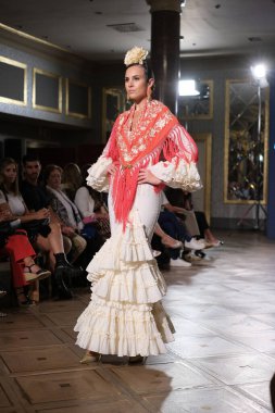 Uluslararası Flamenko Moda Haftası Madrid 'de (SIMOF) 29 Eylül 2024 tarihinde Madrid, İspanya' da Wellington Hotel 'de bir model iFlamenca tasarımı yürütür.
