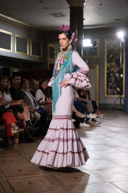 Uluslararası Flamenko Moda Haftası Madrid 'de (SIMOF) 29 Eylül 2024 tarihinde Madrid, İspanya' da Wellington Hotel 'de bir model iFlamenca tasarımı yürütür.