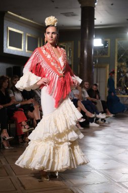 Uluslararası Flamenko Moda Haftası Madrid 'de (SIMOF) 29 Eylül 2024 tarihinde Madrid, İspanya' da Wellington Hotel 'de bir model iFlamenca tasarımı yürütür.