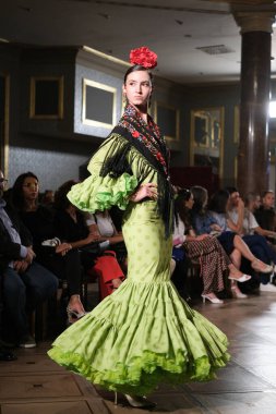 Uluslararası Flamenko Moda Haftası Madrid 'de (SIMOF) 29 Eylül 2024 tarihinde Madrid, İspanya' da Wellington Hotel 'de bir model iFlamenca tasarımı yürütür.