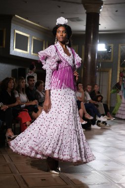 Uluslararası Flamenko Moda Haftası Madrid 'de (SIMOF) 29 Eylül 2024 tarihinde Madrid, İspanya' da Wellington Hotel 'de bir model iFlamenca tasarımı yürütür.