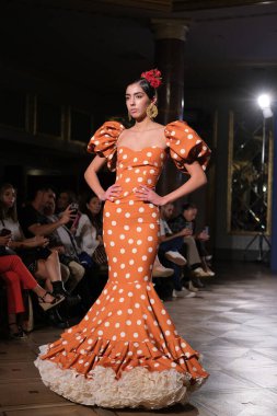 Uluslararası Flamenko Moda Haftası Madrid 'de (SIMOF) 29 Eylül 2024 tarihinde Madrid, İspanya' da Wellington Hotel 'de bir model iFlamenca tasarımı yürütür.