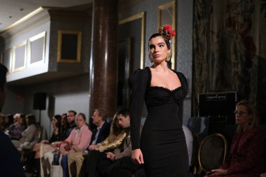 Uluslararası Flamenko Moda Haftası Madrid 'de (SIMOF) 29 Eylül 2024 tarihinde Madrid, İspanya' da Wellington Hotel 'de bir model iFlamenca tasarımı yürütür.