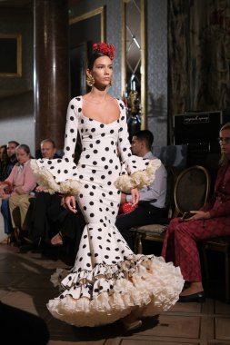 Uluslararası Flamenko Moda Haftası Madrid 'de (SIMOF) 29 Eylül 2024 tarihinde Madrid, İspanya' da Wellington Hotel 'de bir model iFlamenca tasarımı yürütür.