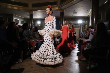 Uluslararası Flamenko Moda Haftası Madrid 'de (SIMOF) 29 Eylül 2024 tarihinde Madrid, İspanya' da Wellington Hotel 'de bir model iFlamenca tasarımı yürütür.