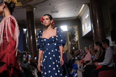 Uluslararası Flamenko Moda Haftası Madrid 'de (SIMOF) 29 Eylül 2024 tarihinde Madrid, İspanya' da Wellington Hotel 'de bir model iFlamenca tasarımı yürütür.