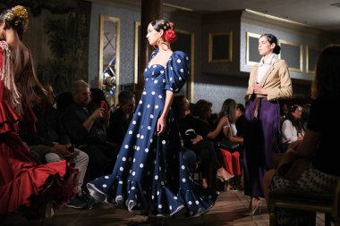 Uluslararası Flamenko Moda Haftası Madrid 'de (SIMOF) 29 Eylül 2024 tarihinde Madrid, İspanya' da Wellington Hotel 'de bir model iFlamenca tasarımı yürütür.