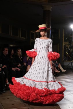 Uluslararası Flamenko Moda Haftası Madrid 'de (SIMOF) 29 Eylül 2024 tarihinde Madrid, İspanya' da Wellington Hotel 'de bir model iFlamenca tasarımı yürütür.