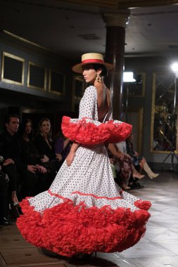 Uluslararası Flamenko Moda Haftası Madrid 'de (SIMOF) 29 Eylül 2024 tarihinde Madrid, İspanya' da Wellington Hotel 'de bir model iFlamenca tasarımı yürütür.