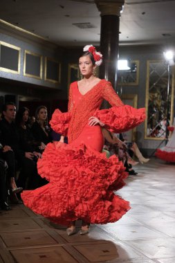 Uluslararası Flamenko Moda Haftası Madrid 'de (SIMOF) 29 Eylül 2024 tarihinde Madrid, İspanya' da Wellington Hotel 'de bir model iFlamenca tasarımı yürütür.