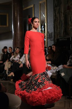 Uluslararası Flamenko Moda Haftası Madrid 'de (SIMOF) 29 Eylül 2024 tarihinde Madrid, İspanya' da Wellington Hotel 'de bir model iFlamenca tasarımı yürütür.