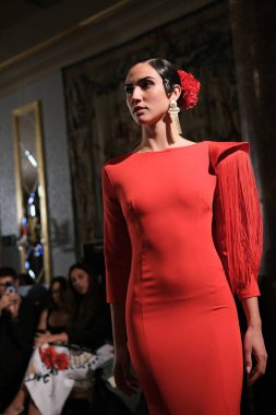 Uluslararası Flamenko Moda Haftası Madrid 'de (SIMOF) 29 Eylül 2024 tarihinde Madrid, İspanya' da Wellington Hotel 'de bir model iFlamenca tasarımı yürütür.
