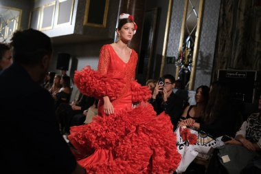 Uluslararası Flamenko Moda Haftası Madrid 'de (SIMOF) 29 Eylül 2024 tarihinde Madrid, İspanya' da Wellington Hotel 'de bir model iFlamenca tasarımı yürütür.