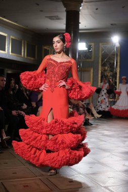 Uluslararası Flamenko Moda Haftası Madrid 'de (SIMOF) 29 Eylül 2024 tarihinde Madrid, İspanya' da Wellington Hotel 'de bir model iFlamenca tasarımı yürütür.