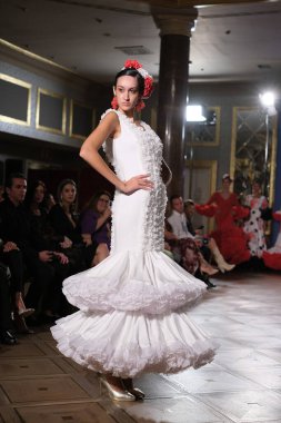 Uluslararası Flamenko Moda Haftası Madrid 'de (SIMOF) 29 Eylül 2024 tarihinde Madrid, İspanya' da Wellington Hotel 'de bir model iFlamenca tasarımı yürütür.