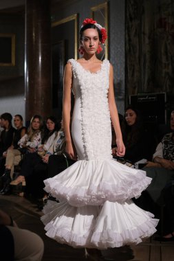 Uluslararası Flamenko Moda Haftası Madrid 'de (SIMOF) 29 Eylül 2024 tarihinde Madrid, İspanya' da Wellington Hotel 'de bir model iFlamenca tasarımı yürütür.