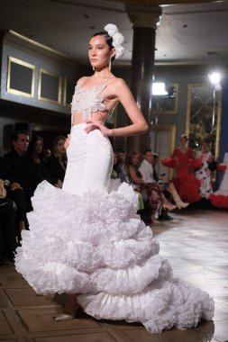 Uluslararası Flamenko Moda Haftası Madrid 'de (SIMOF) 29 Eylül 2024 tarihinde Madrid, İspanya' da Wellington Hotel 'de bir model iFlamenca tasarımı yürütür.