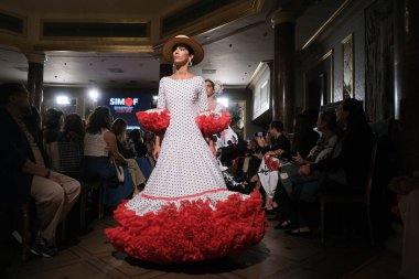 Uluslararası Flamenko Moda Haftası Madrid 'de (SIMOF) 29 Eylül 2024 tarihinde Madrid, İspanya' da Wellington Hotel 'de bir model iFlamenca tasarımı yürütür.