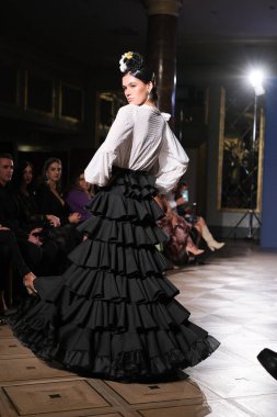 Uluslararası Flamenko Moda Haftası Madrid 'de (SIMOF) 29 Eylül 2024 tarihinde Madrid, İspanya' da Wellington Hotel 'de bir model iFlamenca tasarımı yürütür.