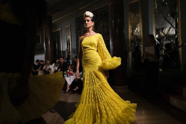 Uluslararası Flamenko Moda Haftası Madrid 'de (SIMOF) 29 Eylül 2024 tarihinde Madrid, İspanya' da Wellington Hotel 'de bir model iFlamenca tasarımı yürütür.